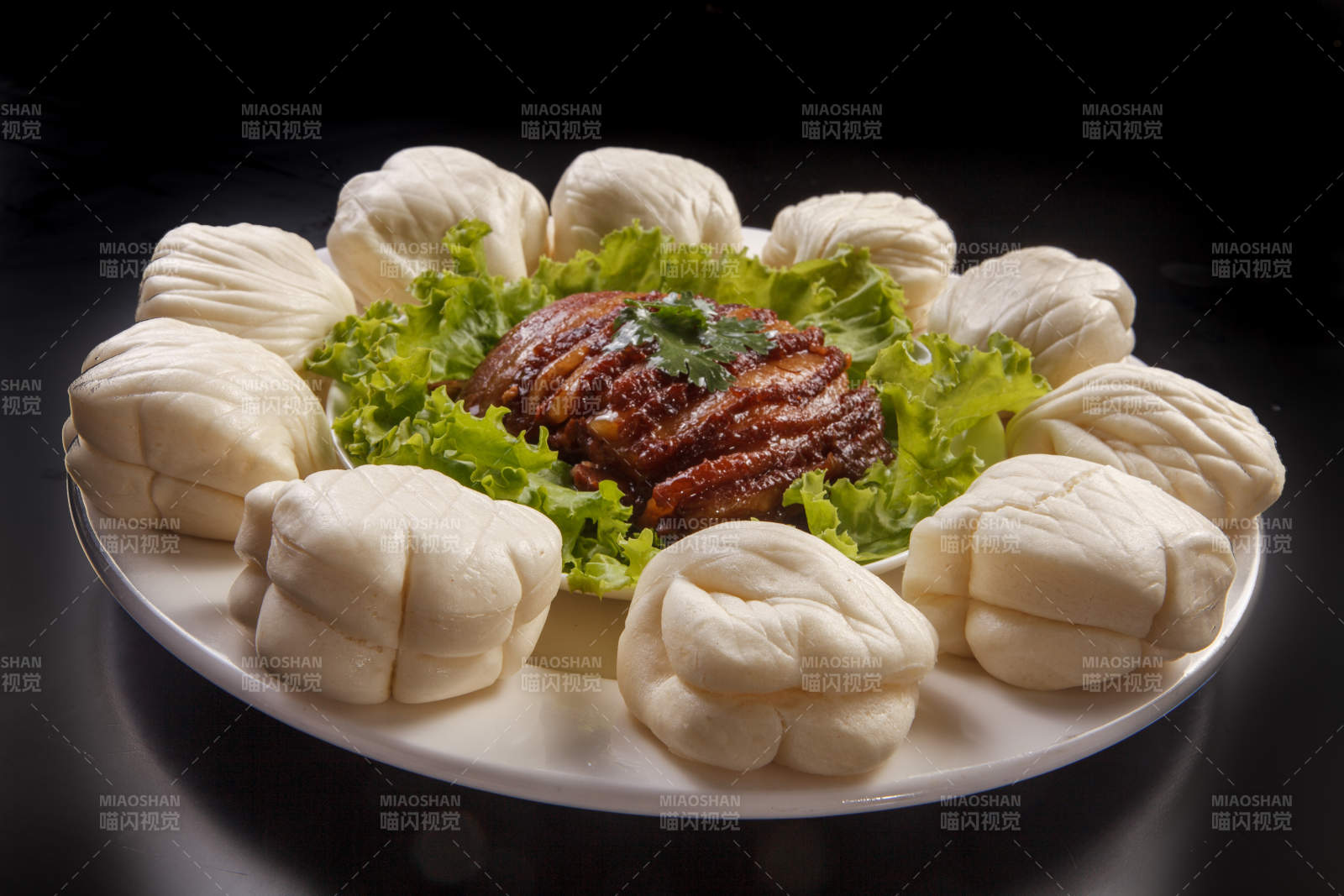 白色瓷盤裝的金牌肉夾饃