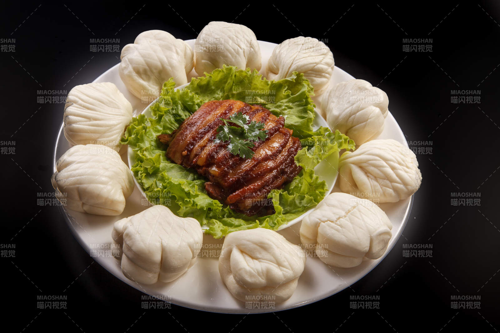 白色瓷盤裝的金牌肉夾饃