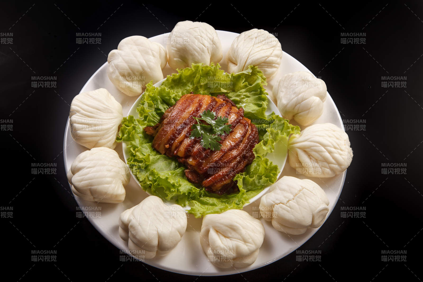 白色瓷盤裝的金牌肉夾饃