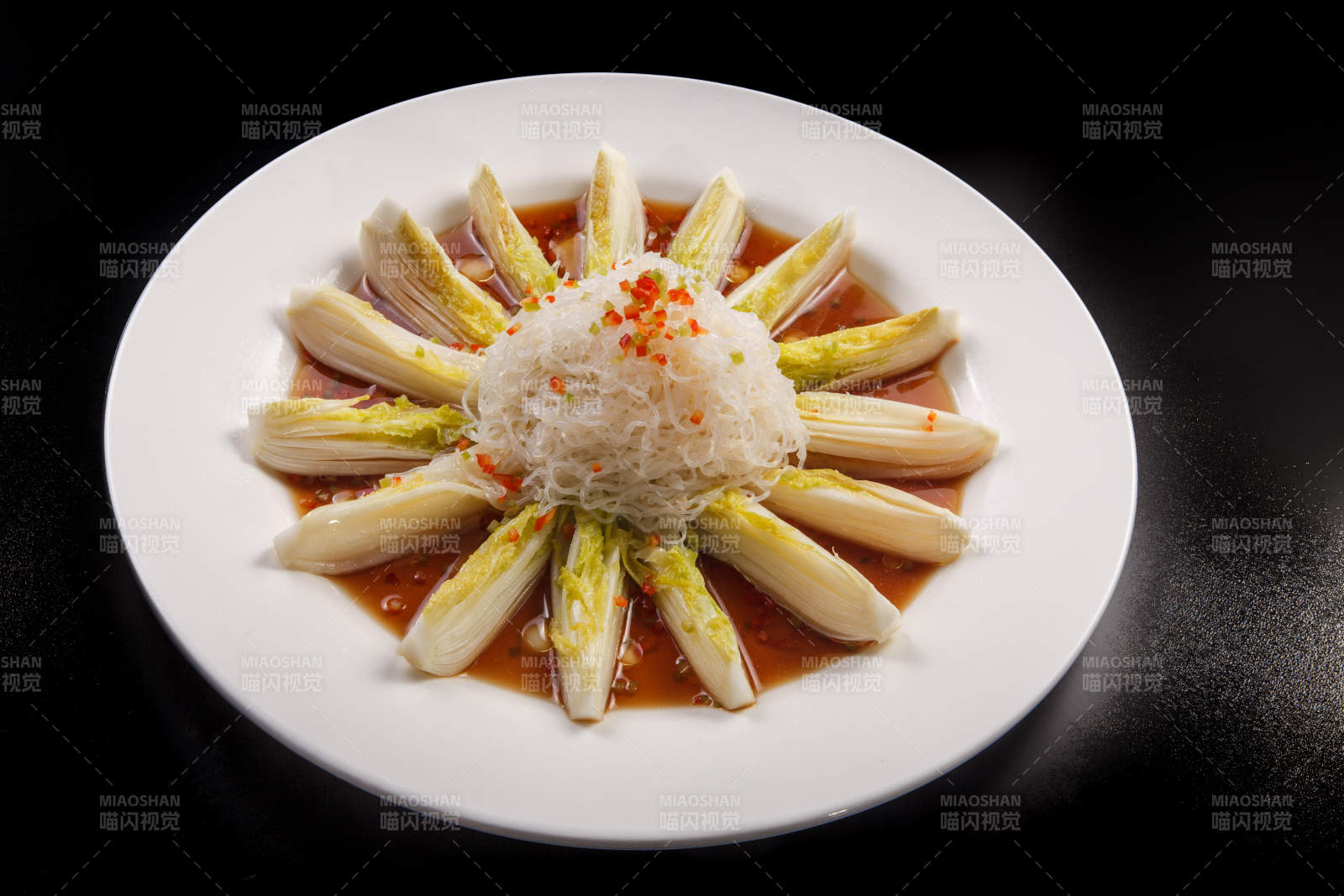 白色瓷盘装的蒜蓉粉丝娃娃菜