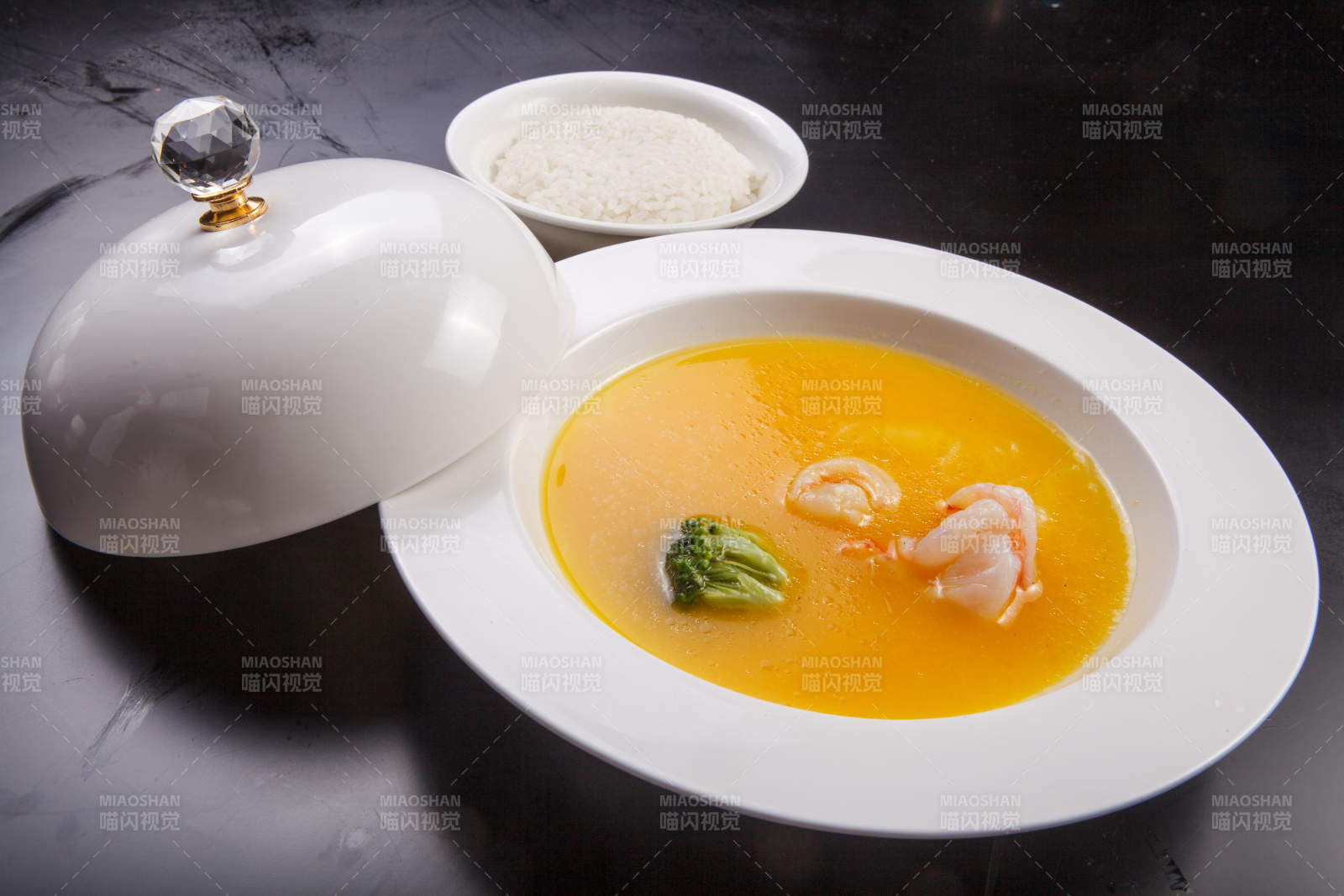 次汤盆装的浓汤鲜虾鱼肚配捞饭