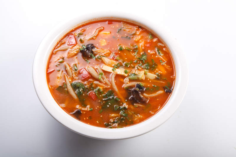 白色瓷汤盆装的山西汤拨鱼