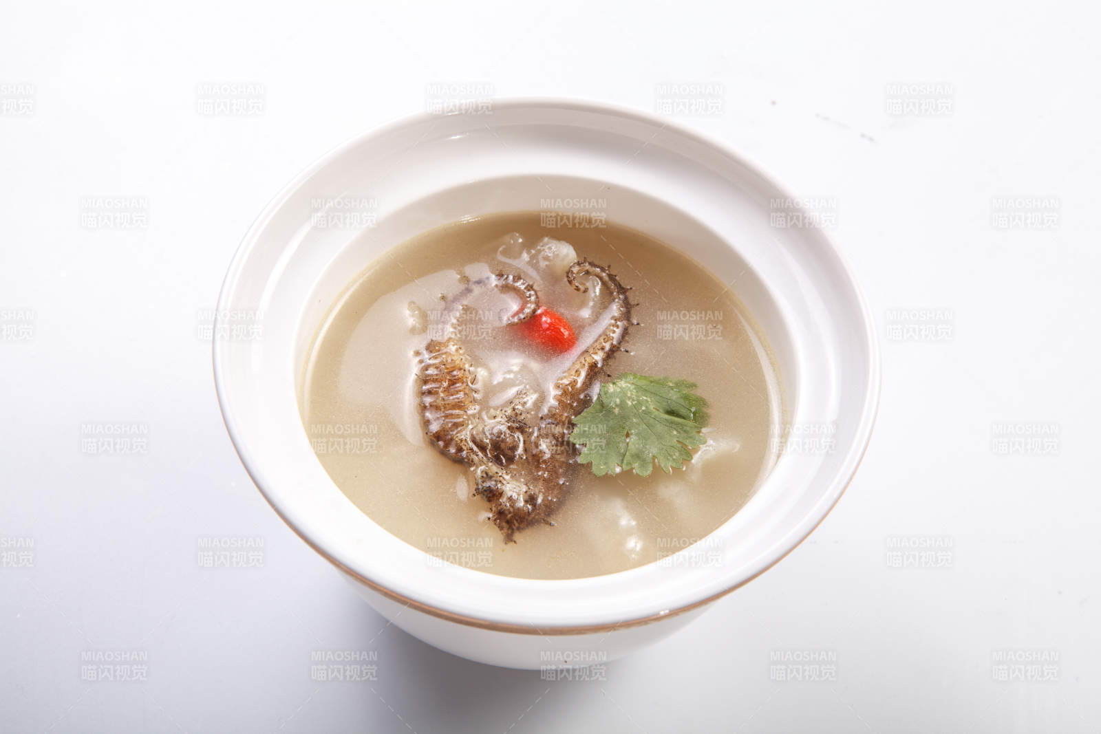 白色瓷汤盅装的花胶海马汤