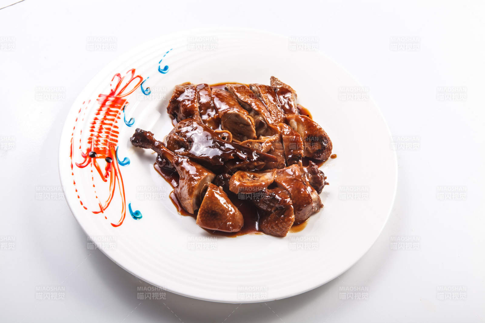 白色瓷盘装的浇汁酱鸭图片