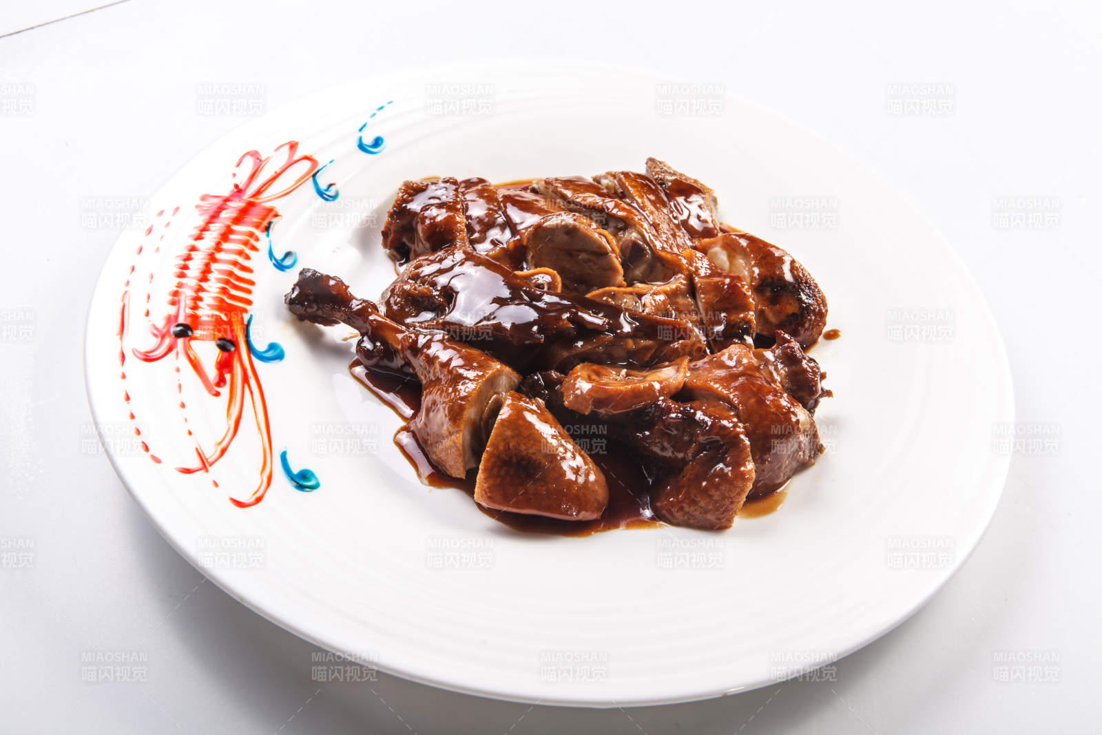 白色瓷盘装的浇汁酱鸭图片