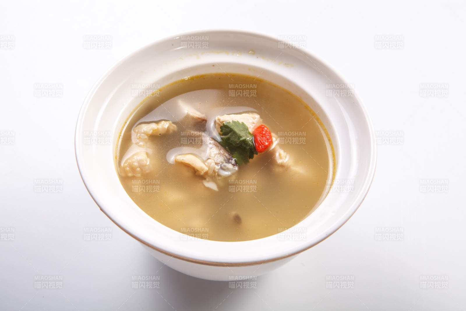 白色瓷汤盅装的枸杞土鸡汤