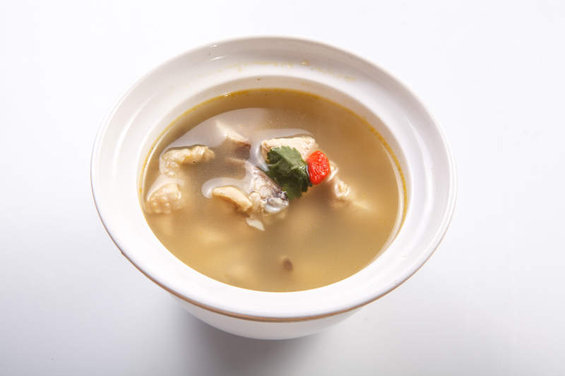 白色瓷汤盅装的枸杞土鸡汤
