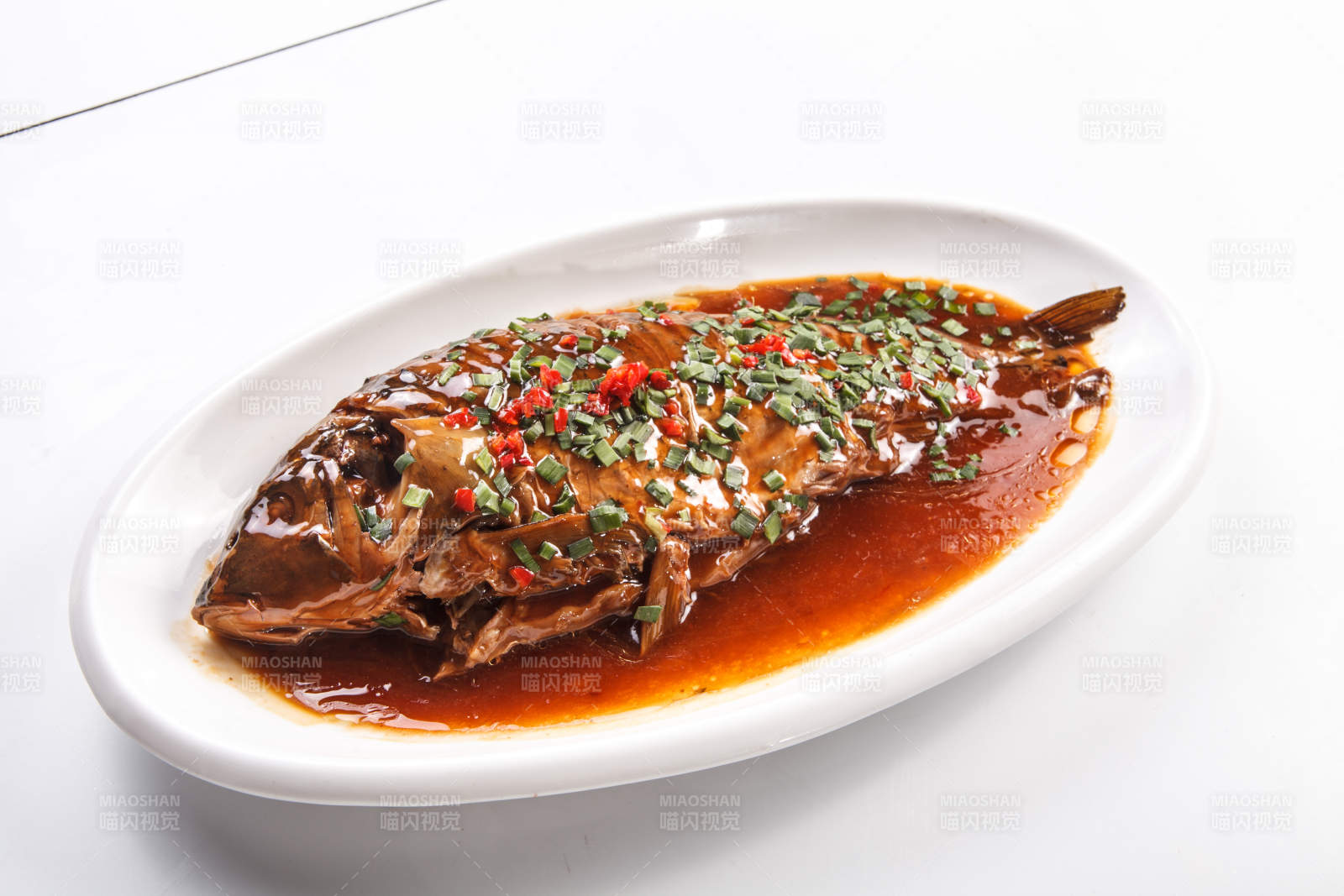 白鹅瓷盘装的浇汁干烧鱼
