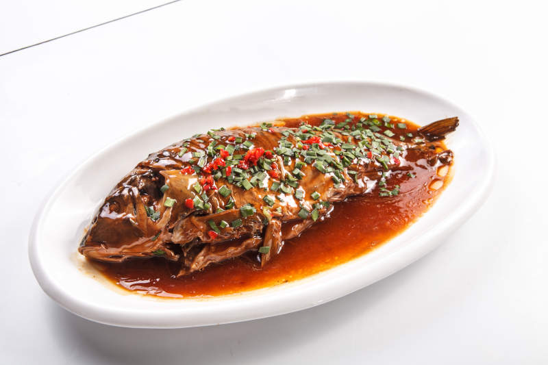 白鹅瓷盘装的浇汁干烧鱼