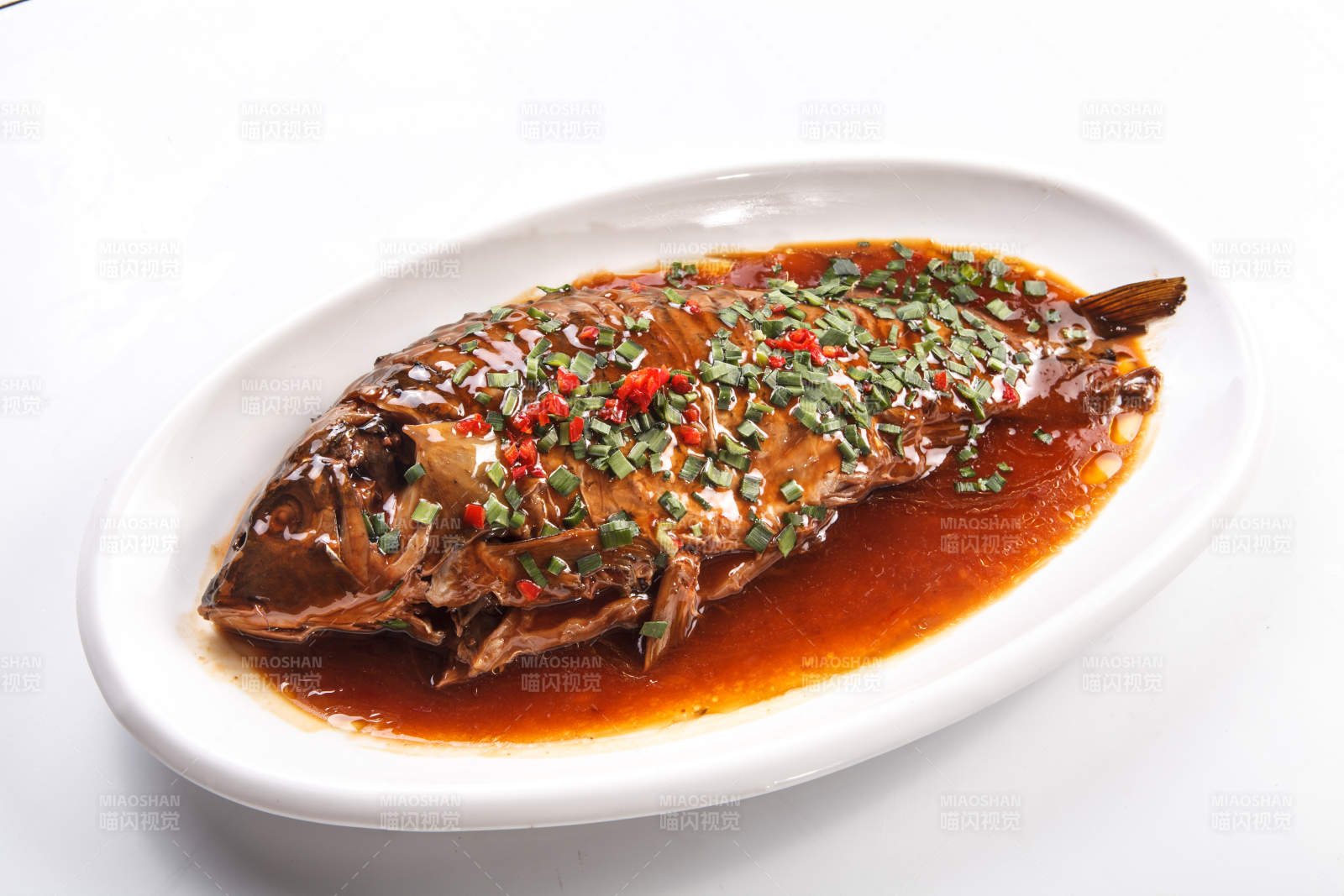 白鹅瓷盘装的浇汁干烧鱼