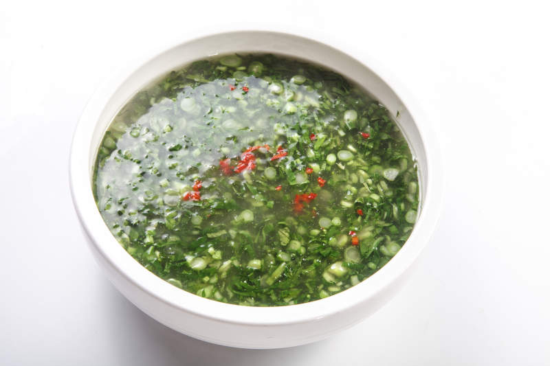 白色背景上的蒜蓉米椒野菜汤