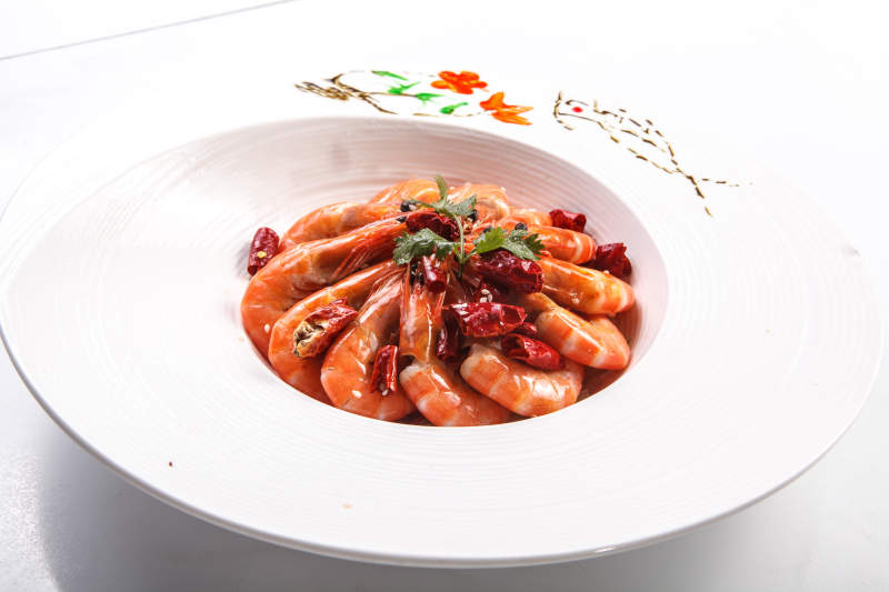 白色瓷盘装的香辣盐水虾