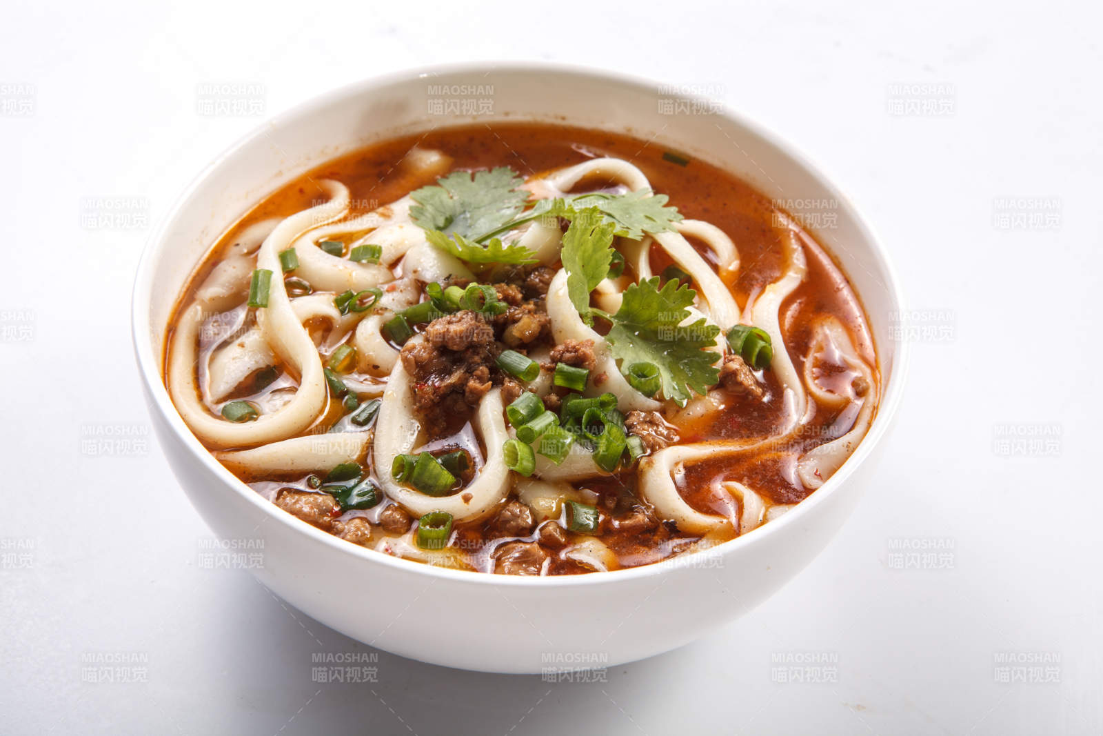 白瓷碗裝的山西老大同刀削面