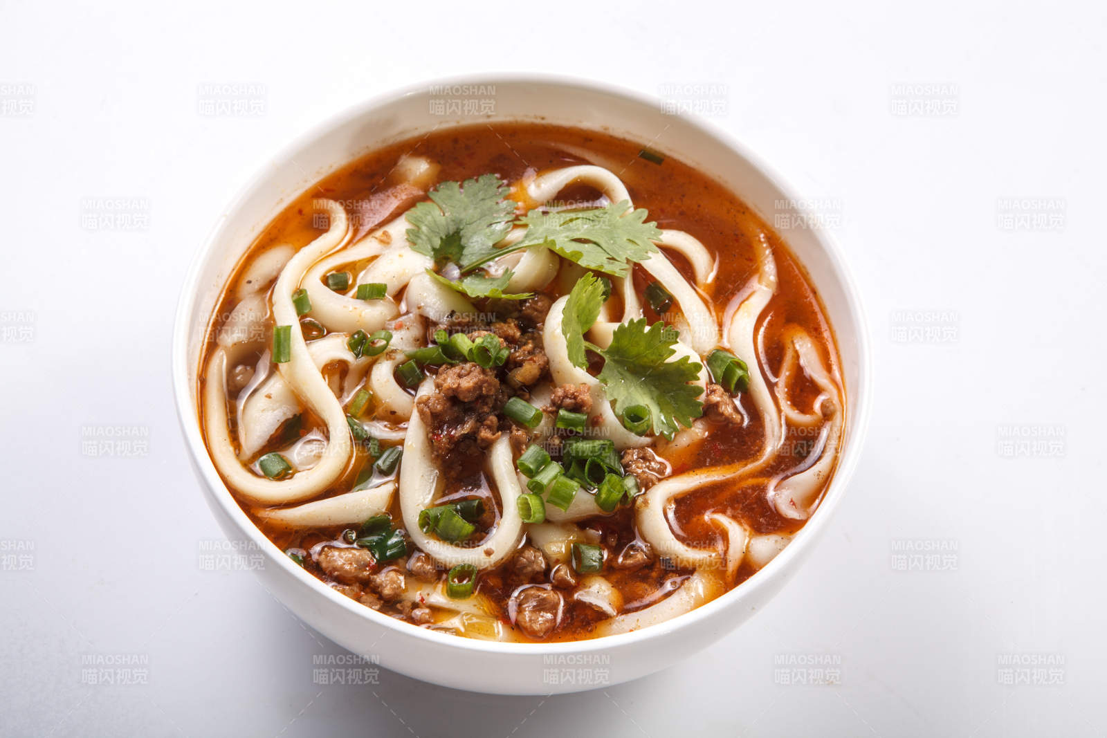 白瓷碗裝的山西老大同刀削面