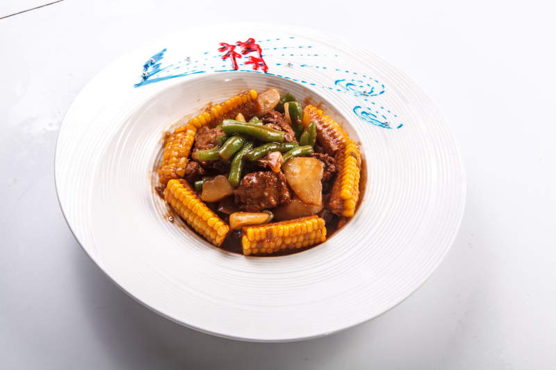 白色瓷盤裝的農家大亂燉