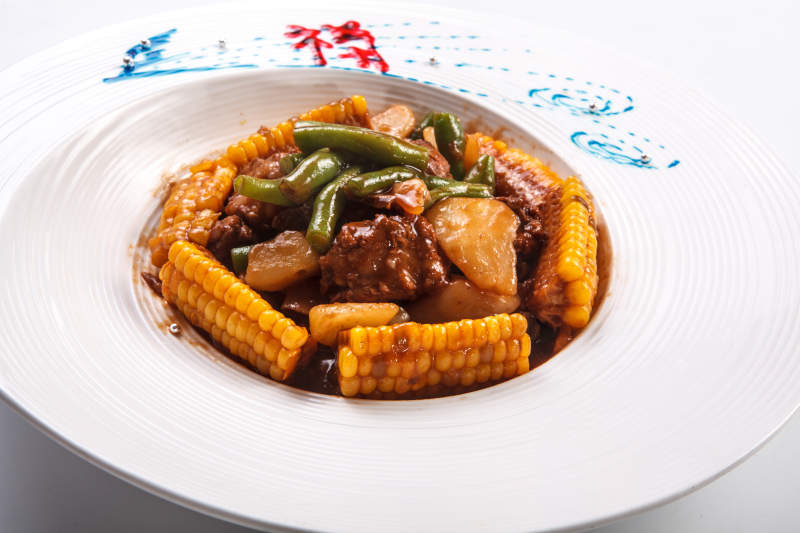 白色瓷盤裝的農家大亂燉