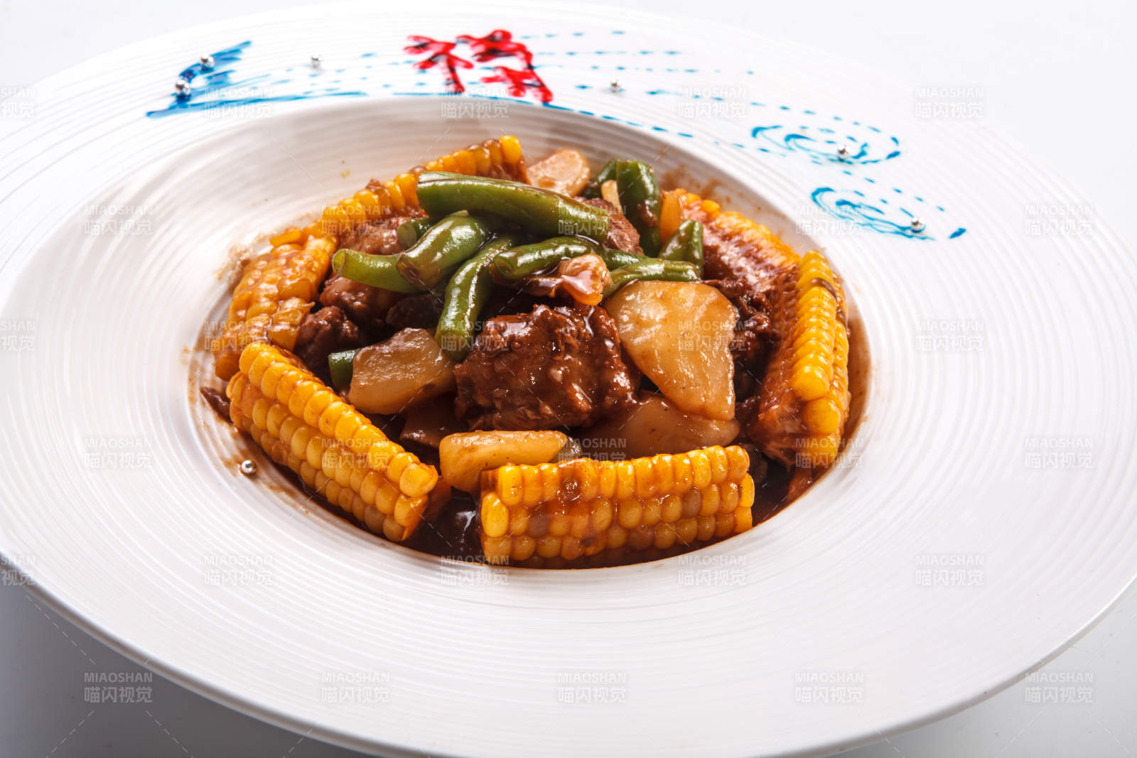 白色瓷盘装的农家大乱炖