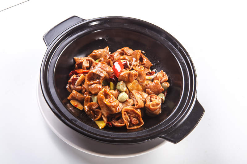 白色背景下砂锅腊八蒜焖肥肠