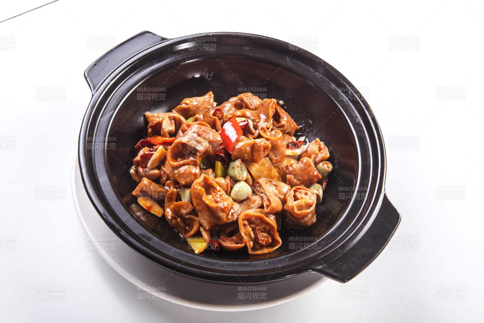 白色背景下砂锅腊八蒜焖肥肠