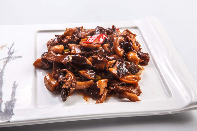 白色背景上的油焖酱爆松蘑