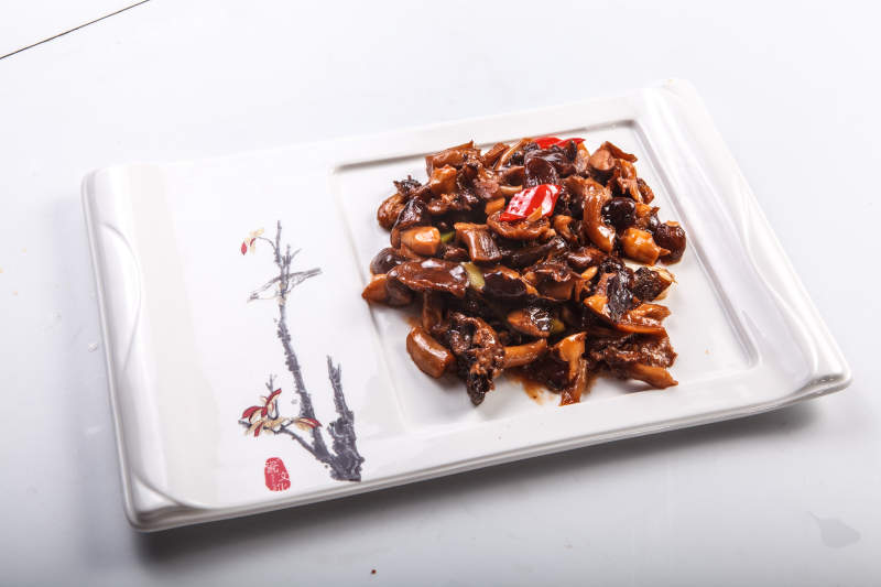 白色背景上的油焖酱爆松蘑