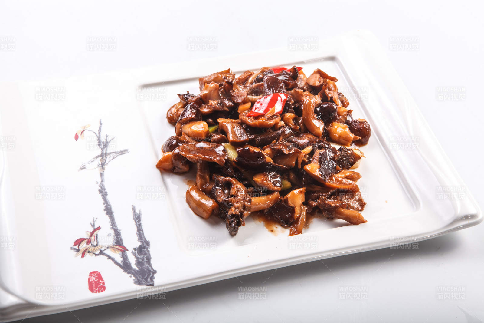 白色背景上的油燜醬爆松蘑