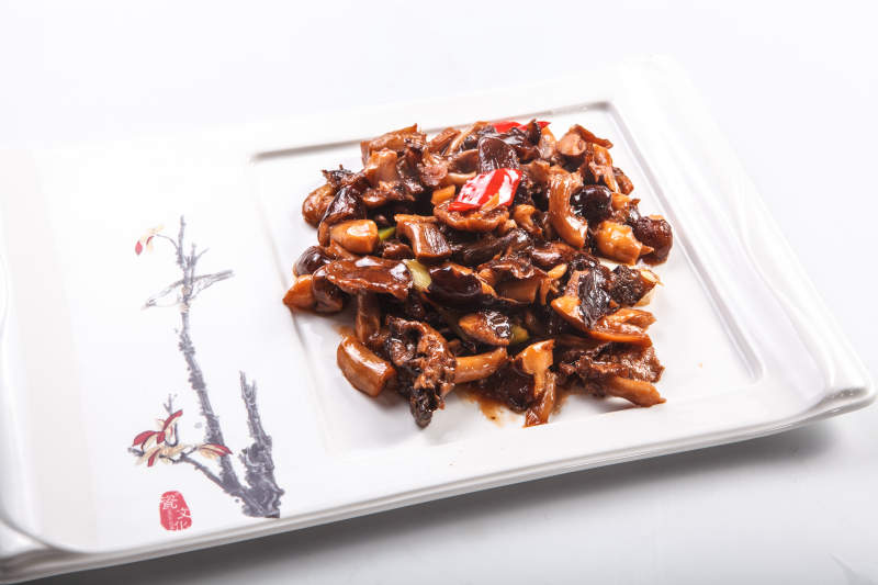 白色背景上的油焖酱爆松蘑