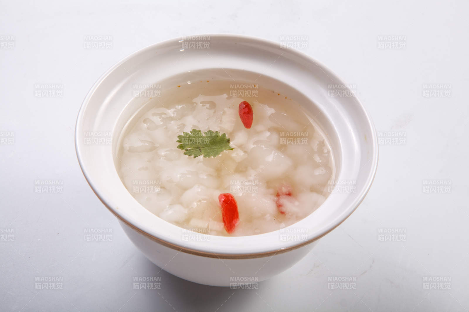 白色背景上的銀耳枸杞燉雪蛤