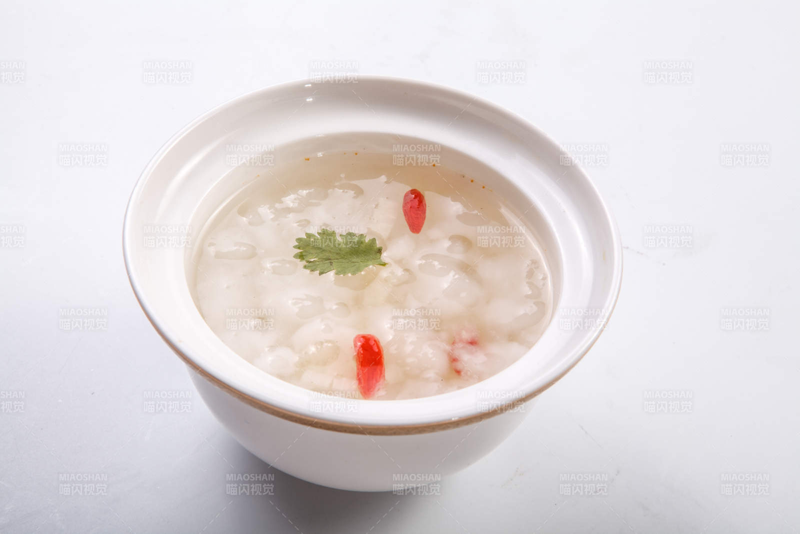 白色背景上的銀耳枸杞燉雪蛤