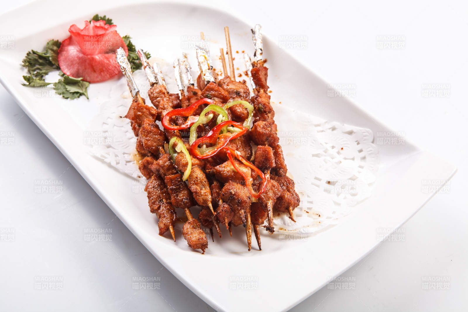 白色瓷盤裝的香炸牛大串