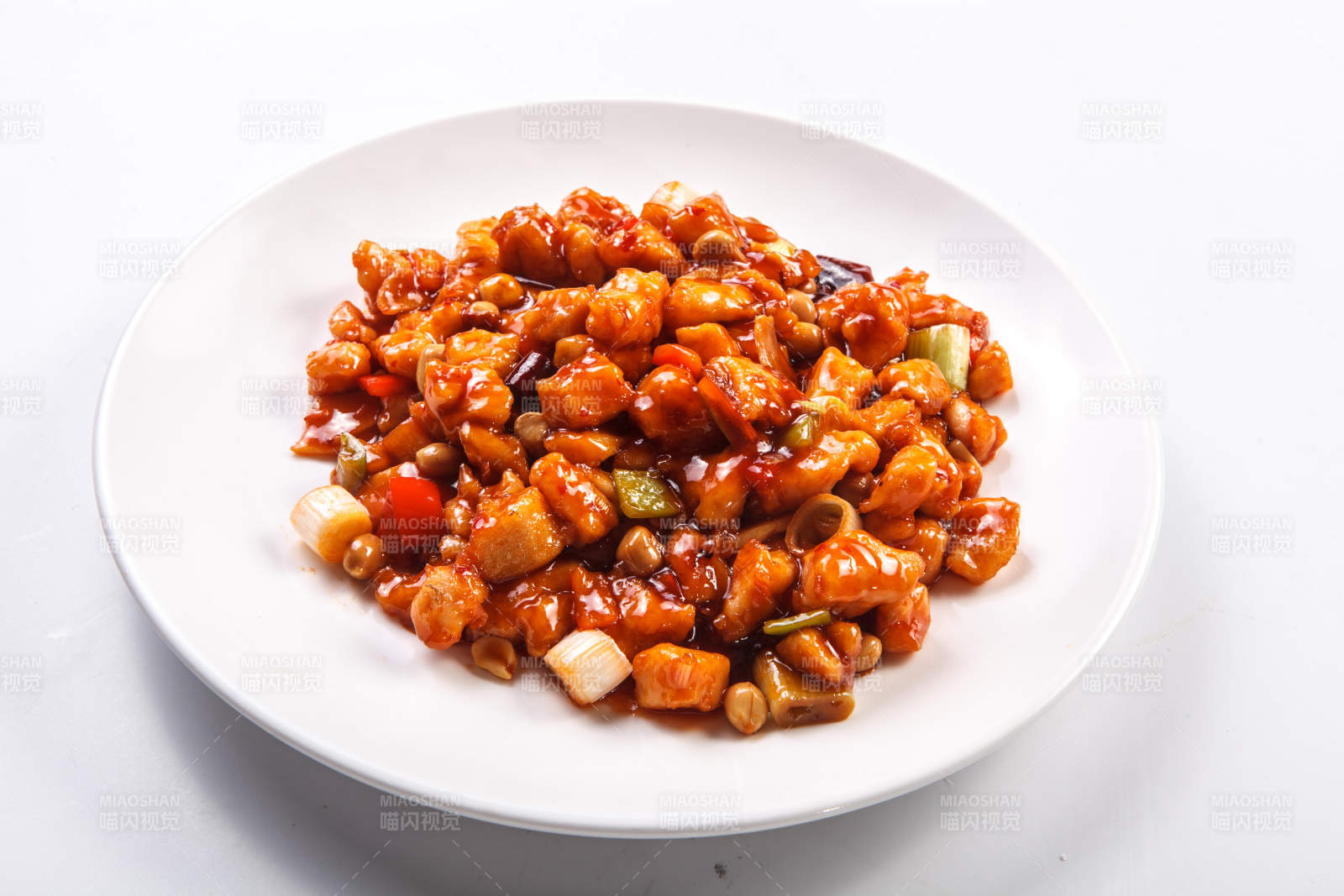 白色瓷盘装的宫保鸡丁