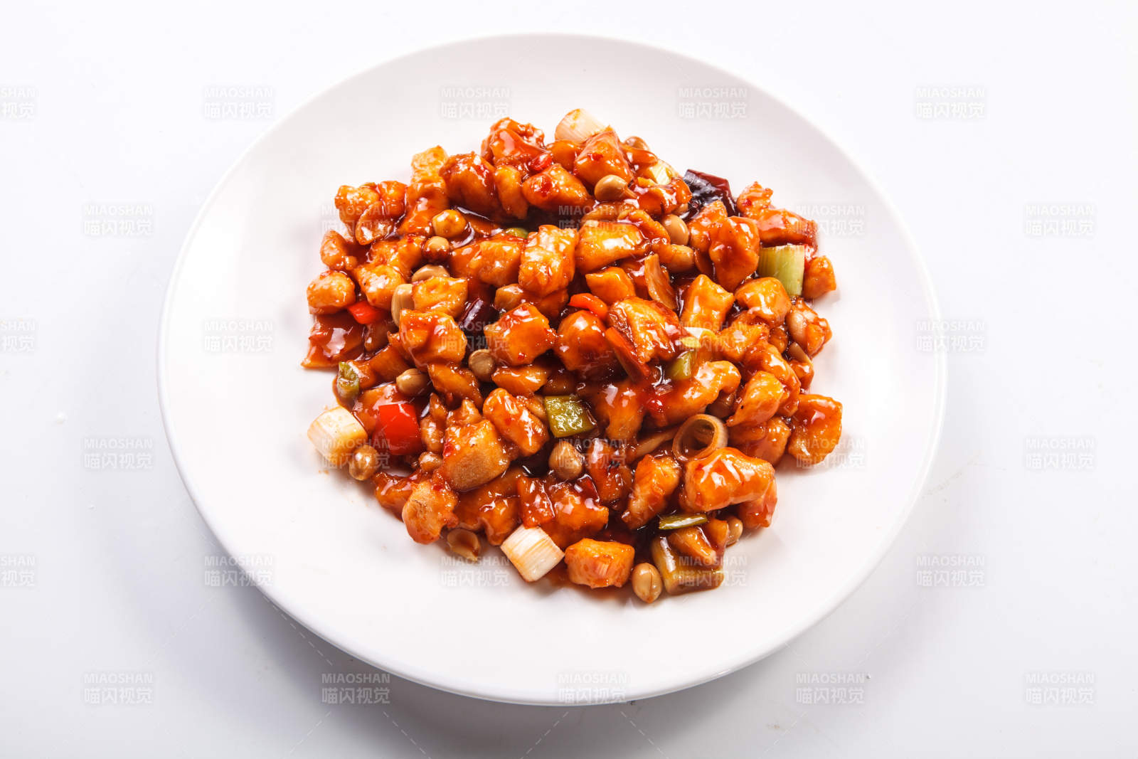 白色瓷盘装的宫保鸡丁