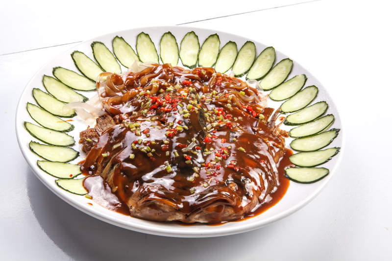 白瓷盘装的酱焖千岛湖大鱼头