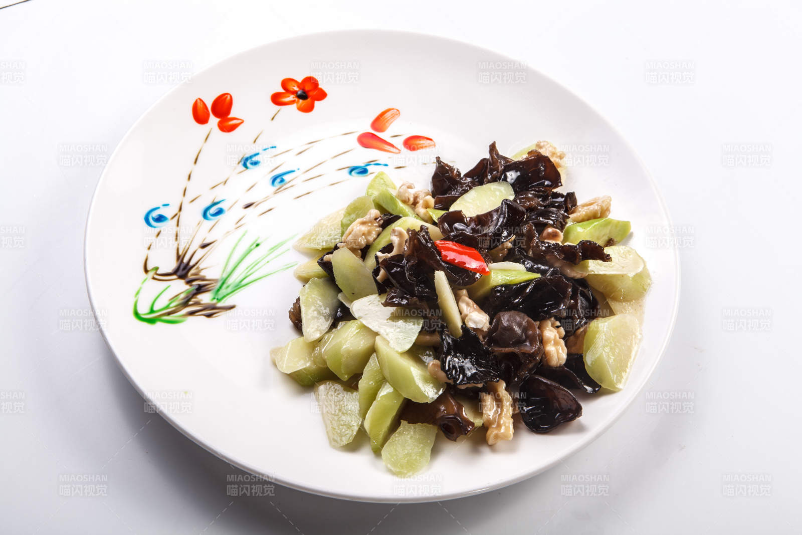 白色背景上的芦笋木耳鲜桃仁