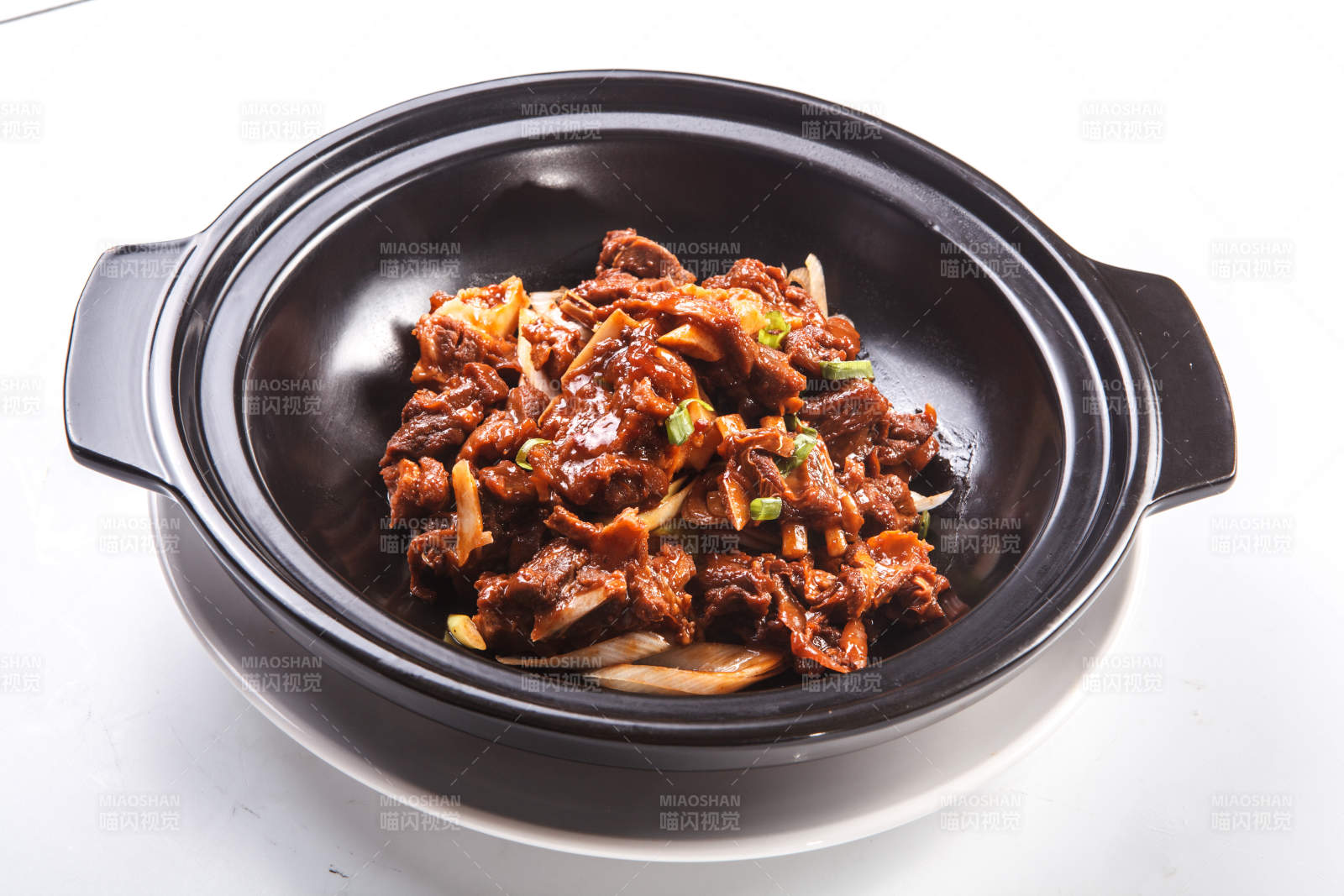 白色背景上的砂锅猪腩肉