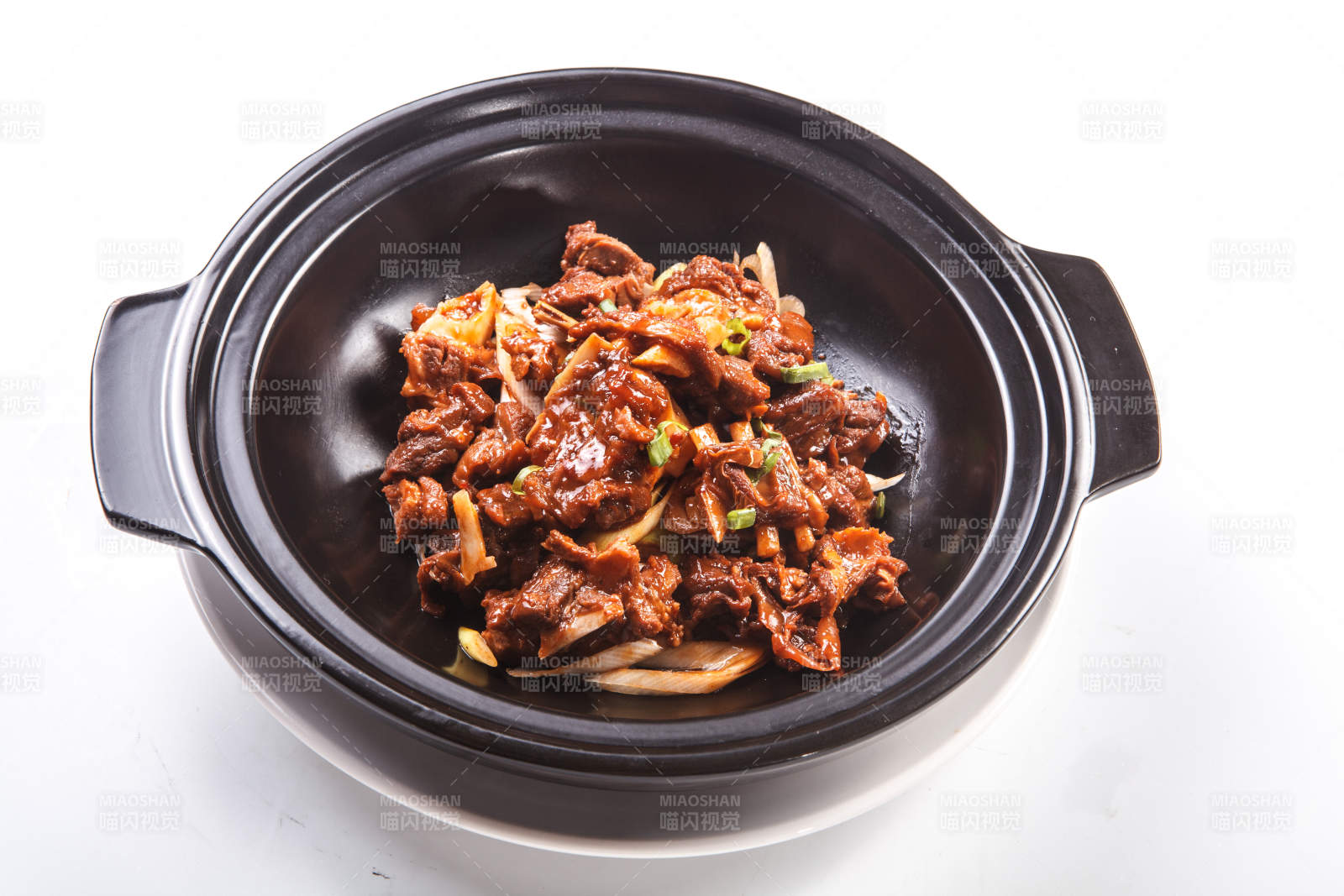 白色背景上的砂锅猪腩肉