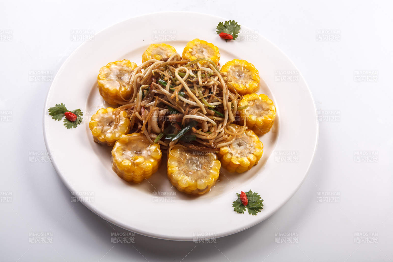 白瓷盘装的农家大乱炖