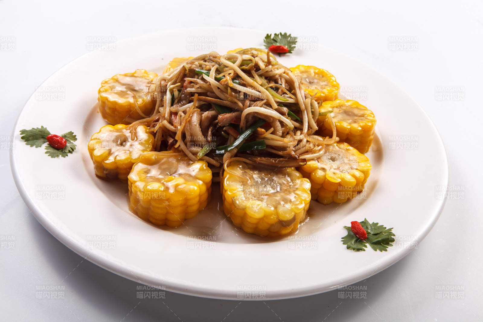 白瓷盘装的农家大乱炖