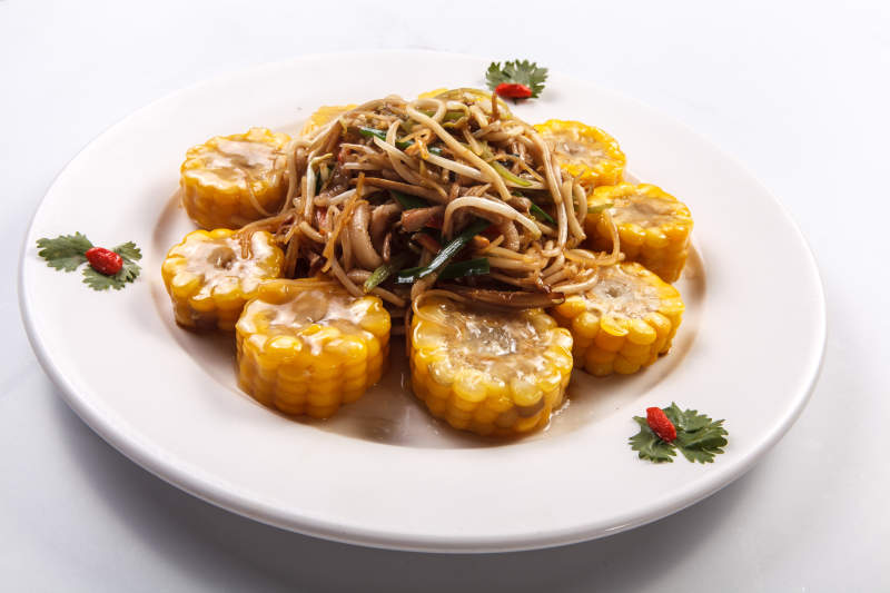 白瓷盘装的农家大乱炖