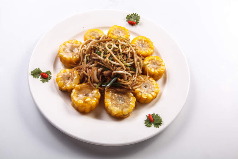 白瓷盘装的农家大乱炖