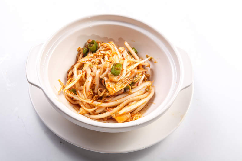 白色背景上砂锅米椒娃娃菜