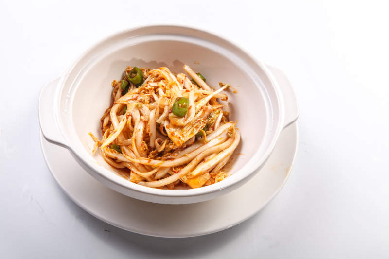 白色背景上砂锅米椒娃娃菜