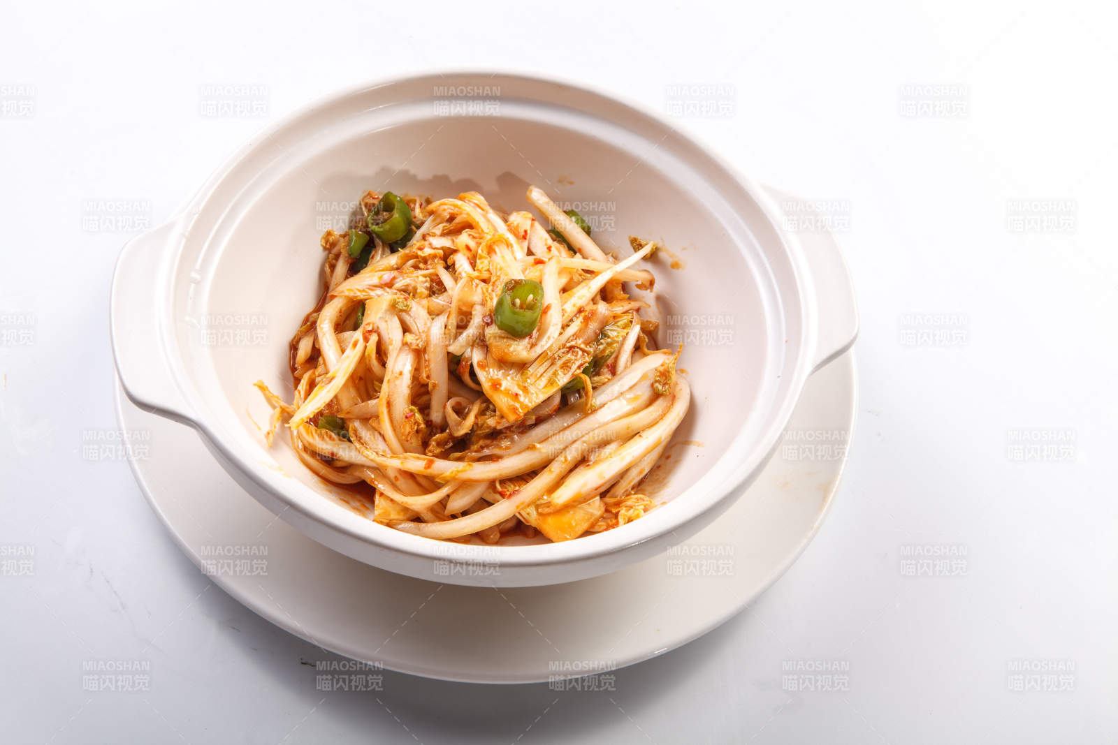 白色背景上砂鍋米椒娃娃菜