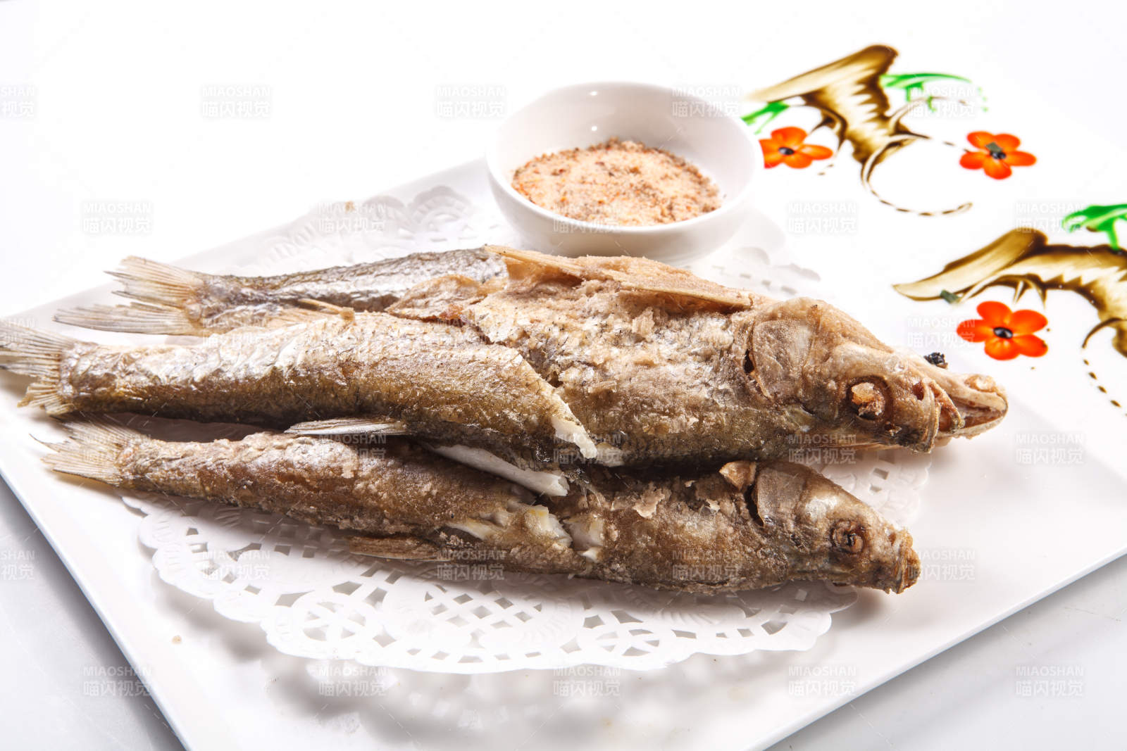 白色瓷盘装的蘸粉干炸深海大黄鱼