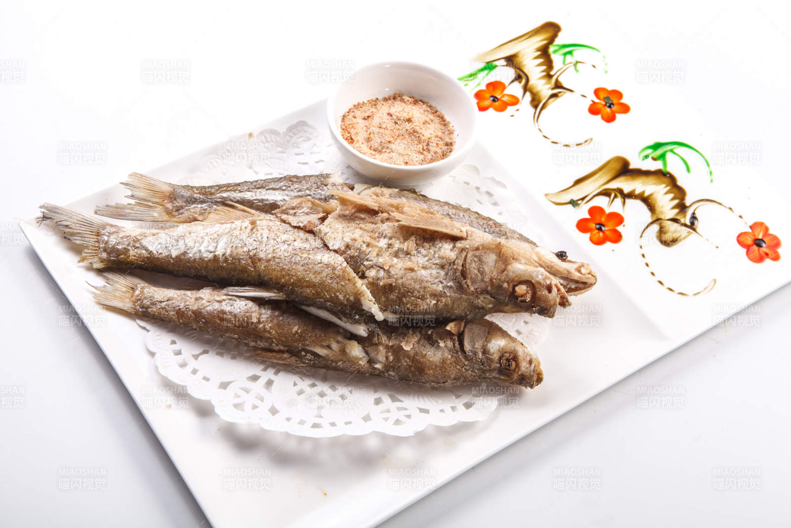 白色瓷盘装的蘸粉干炸深海大黄鱼