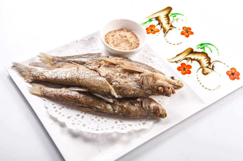 白色瓷盘装的蘸粉干炸深海大黄鱼