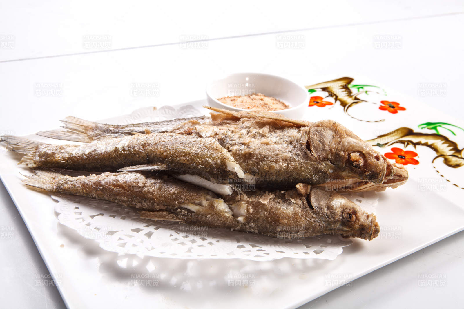 白色瓷盘装的蘸粉干炸深海大黄鱼