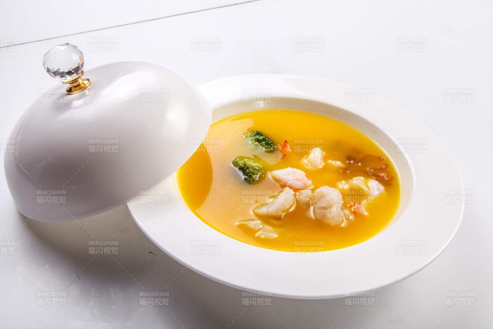 白色瓷盘装的浓汤花胶鱼肚炖鹿鞭