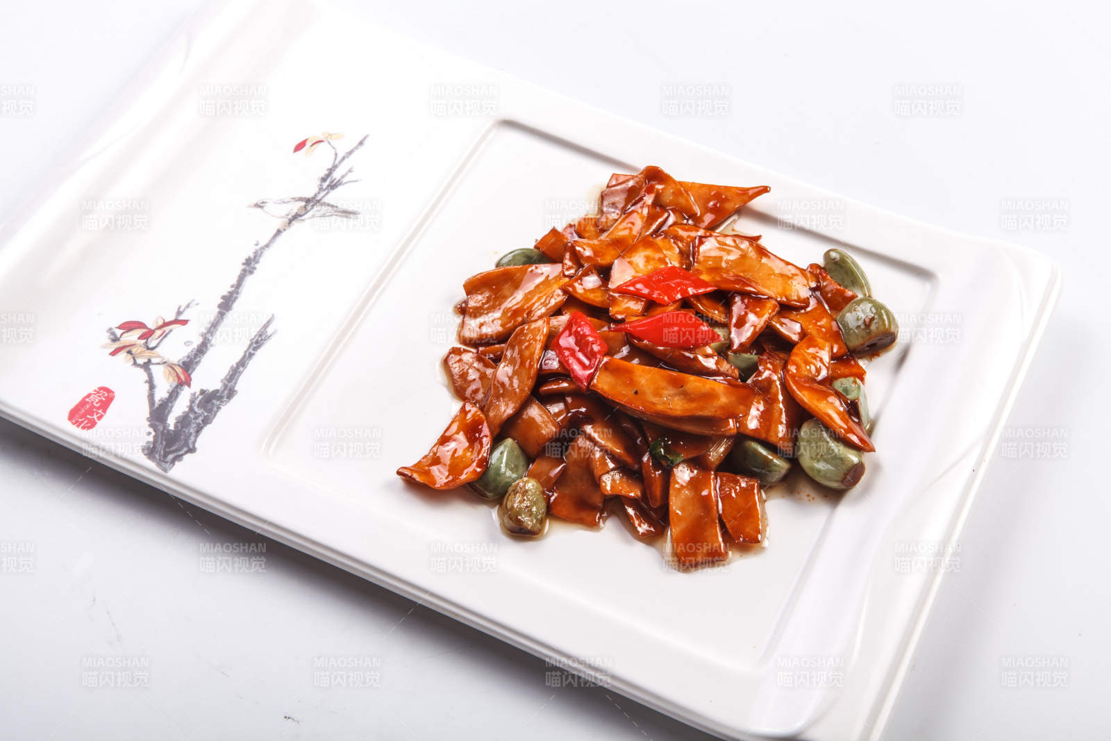 白瓷盘装的酱爆腊八蒜杏鲍菇