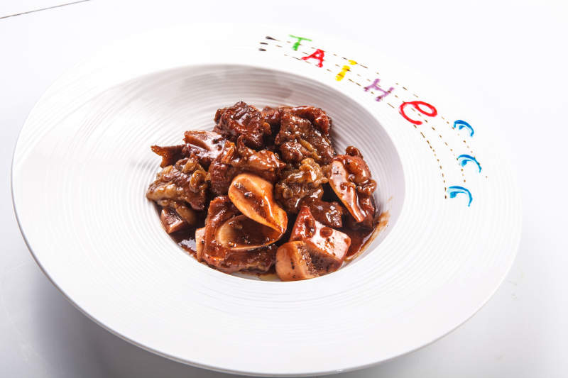 白色瓷盤裝的醬燜牛仔骨